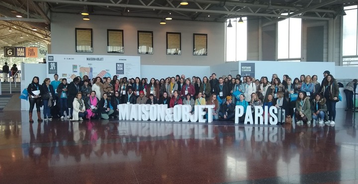 Photo de groupe des lves de l'EDAA au salon maison et objet